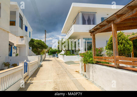 MILOS, Griechenland - 18. Mai 2017: Straße mit typisch griechischen Architektur von Pollonia Dorf. Insel Milos, Griechenland Stockfoto