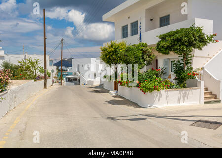 MILOS, Griechenland - 18. Mai 2017: Straße mit typisch griechischen Architektur von Pollonia Dorf. Insel Milos, Griechenland Stockfoto