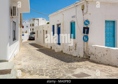 MILOS, Griechenland - 18. Mai 2017: Straße mit traditioneller griechischer Architektur in Pollonia Dorf. Insel Milos, Griechenland. Stockfoto