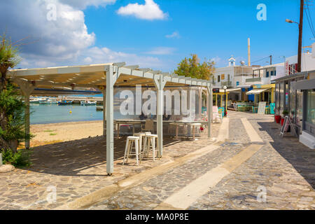 MILOS, Griechenland - 18. Mai 2017: Uferpromenade in Pollonia Dorf auf der Insel Milos. Griechenland. Stockfoto