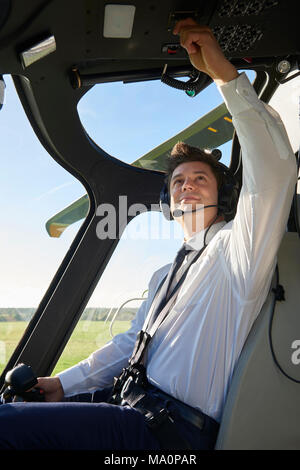 Pilot im Cockpit der Hubschrauber vor Weg nehmen Stockfoto