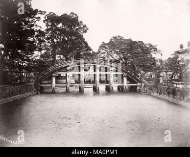 19 Vintage Foto-Hump zurück Holzbrücke, Kobe, Japan, von stillfried Studio, 1870 s Stockfoto