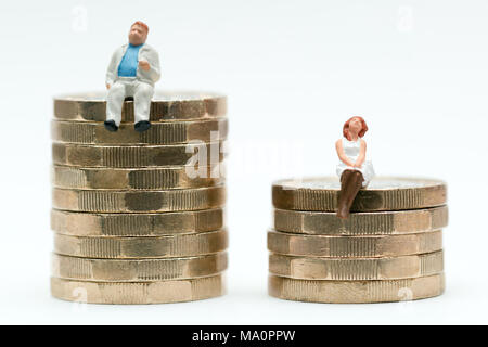 Gender Gleichstellung Konzept Bild von Mann und Frau auf einem Stapel Pfund Münzen Stockfoto