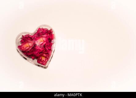 Glas roten Herzen auf einem rosa Hintergrund Stockfoto