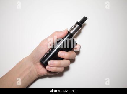 Vape, elektronische Zigarette in der Hand auf weißem Hintergrund Stockfoto