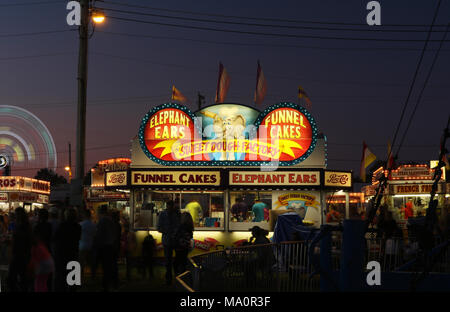 Süßem Teig Factory Karneval essen Konzession in der Nacht. Trichter Kuchen und Elefant Ohren sind empfohlene Text. Canfield Fair. Mahoning County Fair. Canfield Stockfoto