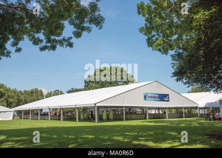 Darwin, Northern Territory, Australia-February 19,2018: Event zelt Setup im Bicentennial Park mit üppiger Vegetation und Menschen in Darwin, Australien Stockfoto