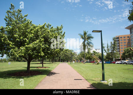 Darwin, Northern Territory, Australia-February 19,2018: Bicentennial Park Wanderweg mit üppigem Grün und Stadt Architektur in Darwin, Australien Stockfoto