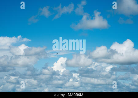 Darwin, Northern Territory, Australia-February 21,2018: Boot Flugzeug in den blauen Himmel mit Wolken über Darwin, Australien Stockfoto