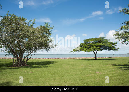 Darwin, Northern Territory, Australia-February 21,2018: Atemberaubende Timor Sea View mit nautischen Schiffe und einem grünen Park in Darwin, Australien Stockfoto