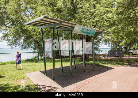 Darwin, NT, Australia-February 21,2018: Touristen zu Fuß durch die Wickham Punkt Anzeige an Bicentennial Park mit Timor Sea View in Darwin, Australien Stockfoto