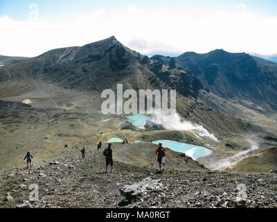 Wanderer zu Fuß in Richtung der smaragdgrünen Seen, Tongariro Alpine Crossing, National Park, North Island, Neuseeland Stockfoto