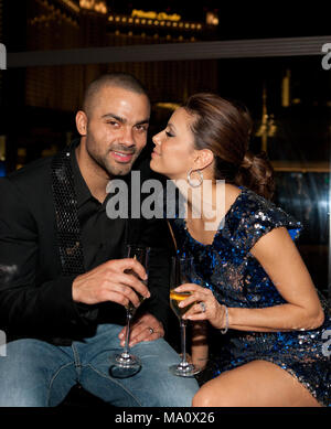 Tony Parker und Eva Longoria Parker dargestellt am Vorabend Nachtclub Grand Opening Silvesterparty in Kristallen im City Center in Las Vegas, NV am 31. Dezember 2009. © RDKabik/MediaPunch *** EXKLUSIVES HAUS ABDECKUNG *** Stockfoto