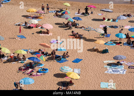 Urlauber beim Sonnenbaden am Strand, Albufeira, Algarve, Portugal Stockfoto