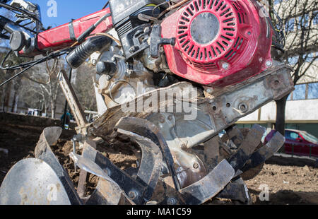 Detail Wandern Traktor mit Pflug an den städtischen Park bereit zu arbeiten ausgestattet Stockfoto