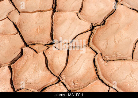 Erde durch Trockenheit in der Wüste geknackt, arbeitet als Hintergrund oder Textur Stockfoto