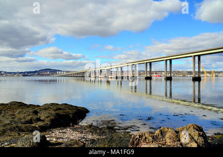 Die Tay Road Bridge wie gesehen in Richtung Dundee. Stockfoto