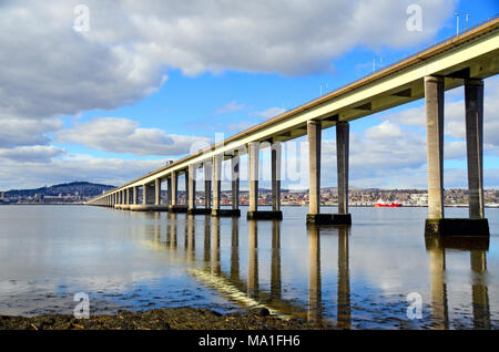 Die Tay Road Bridge wie gesehen in Richtung Dundee. Stockfoto