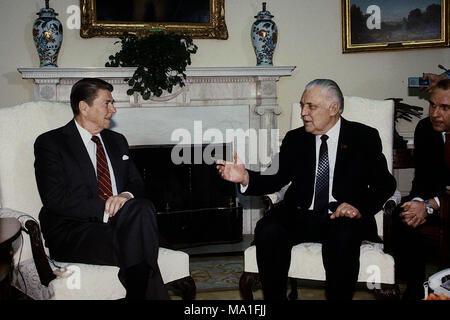 Washington DC., USA, 7. März 1985 Präsident Ronald Reagan trifft mit dem Ersten Sekretär der Kommunistischen Partei der Ukrainischen SSR Volodymyr Shcherbytsky im Oval Office. Credit: Mark Reinstein/MediaPunch Stockfoto