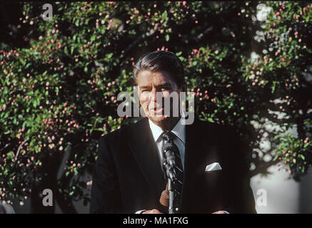 Washington DC., USA, 2. April 1985 Präsident Ronald Reagan im Rosengarten mit John McCloy auf seinem 90. Geburtstag. John McCloy, diente als Assistant Secretary of War während des Zweiten Weltkrieges. Nach dem Krieg war er als Präsident der Weltbank, US-Hochkommissar für Deutschland, Vorsitzender der Chase Manhattan Bank serviert. Er wurde später ein prominenter United States presidential Adviser, auf der Warren-kommission serviert und war Mitglied des außenpolitischen Establishments Gruppe der Älteren "Die weisen Männer." Quelle: Mark Reinstein/MediaPunch Stockfoto