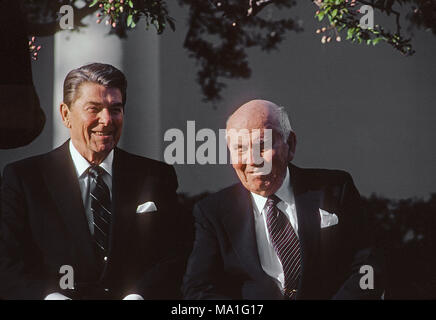 Washington DC., USA, 2. April 1985 Präsident Ronald Reagan im Rosengarten mit John McCloy auf seinem 90. Geburtstag. John McCloy, diente als Assistant Secretary of War während des Zweiten Weltkrieges. Nach dem Krieg war er als Präsident der Weltbank, US-Hochkommissar für Deutschland, Vorsitzender der Chase Manhattan Bank serviert. Er wurde später ein prominenter United States presidential Adviser, auf der Warren-kommission serviert und war Mitglied des außenpolitischen Establishments Gruppe der Älteren "Die weisen Männer." Quelle: Mark Reinstein/MediaPunch Stockfoto