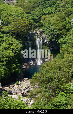 Cheonjeyeon 2 Wasserfall. Cheonjeyeon ist einer dreistufigen Wasserfall, einer der berühmtesten fällt in Jeju Island, Korea. Stockfoto