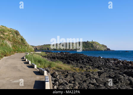 Landschaft der Küste von Olle trail Nr. 12 zwischen Peak und Suwolbong Chaqwido port in Hangyeong-myeon, Jeju Island, Korea. Stockfoto