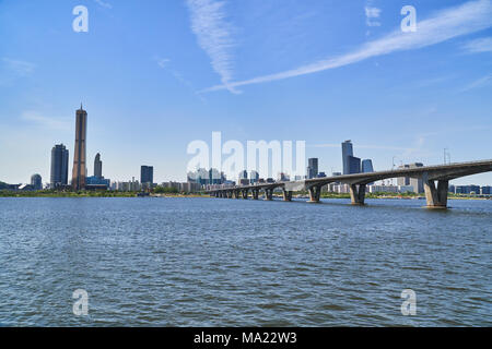 Stadtbild von Yeouido in Seoul, mit wonhyo Brücke, Han-Fluss und 63 Gebäude. Stockfoto