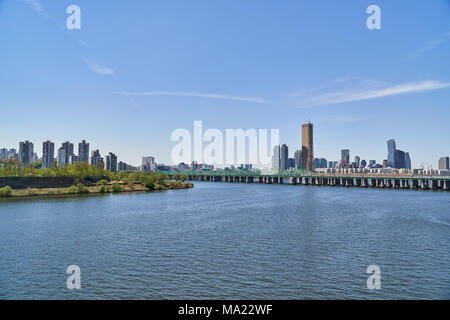 Stadtbild von Yeouido in Seoul, mit Hangang Eisenbahnbrücke, Han-Fluss und 63 Gebäude. Stockfoto