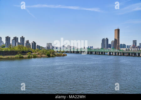 Stadtbild von Yeouido in Seoul, mit Hangang Eisenbahnbrücke, Han-Fluss und 63 Gebäude. Stockfoto