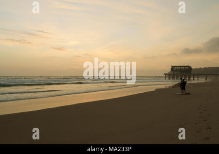 Durban, KwaZulu-Natal, Südafrika, zwei Surfer auf Sandstrand, uShaka pier, Golden Mile, Landschaft, Menschen, Sonnenaufgang Stockfoto