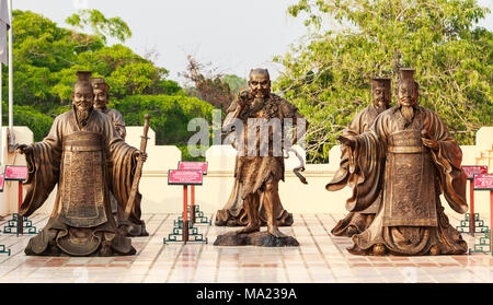 PATTAYA, THAILAND - 12. Februar: Statuen des chinesischen Kaisers Darstellung verschiedene Kampfkünste stellt bei Anek Kusala Sala (Viharn Sien), chinesische Tempel Stockfoto