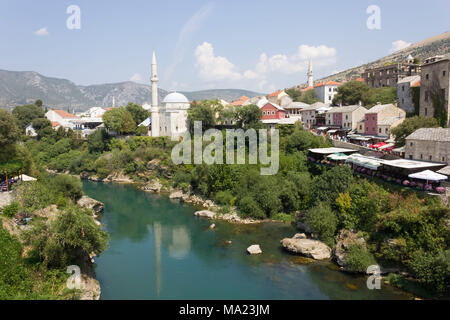 MOSTAR, BOSNIEN UND HERZEGOWINA - 17. AUGUST 2017: Mostar Stadt als von der berühmten Alten Brücke aus gesehen Stockfoto