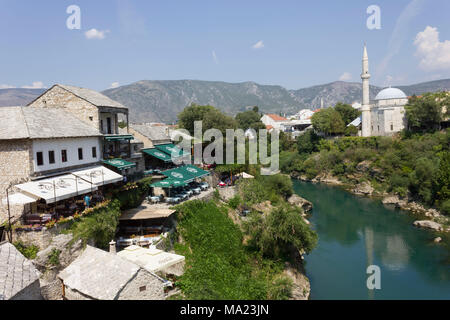 MOSTAR, BOSNIEN UND HERZEGOWINA - 17. AUGUST 2017: Mostar Stadt als von der berühmten Alten Brücke aus gesehen Stockfoto