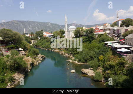 MOSTAR, BOSNIEN UND HERZEGOWINA - 17. AUGUST 2017: Mostar Stadt als von der berühmten Alten Brücke aus gesehen Stockfoto