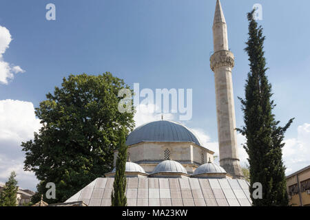 MOSTAR, BOSNIEN HERZEGOWINA - 17. AUGUST 2017: Auf dem Dach der Karadoz Beg Moschee in Mostar, Bosnien Stockfoto