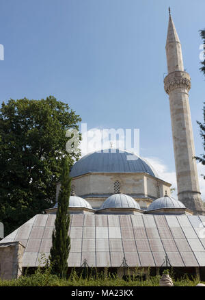 MOSTAR, BOSNIEN HERZEGOWINA - 17. AUGUST 2017: Auf dem Dach der Karadoz Beg Moschee in Mostar, Bosnien Stockfoto