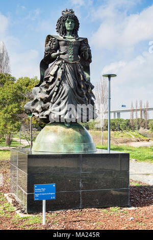 2. März 2018: Lissabon, Portugal - Statue von Katharina von Braganza, Frau Charles II, im Park der Nationen, Lissabon, Portugal, von Audrey Flack. Stockfoto