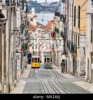 Vom 7. März 2018: Lissabon Portugal - Die Bica Aufzug Elevador da Bica, in der Misericordia Bezirk, eine Seilbahn. Hier die beiden strassenbahnen Pass ea Stockfoto