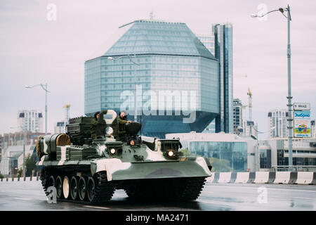 Belarus, Minsk. Militärische Ausrüstung, die in der Nähe der Nationalen Bibliothek von Weißrussland während der Ausbildung vor der Feier des nationalen Feiertag - Die independen Stockfoto