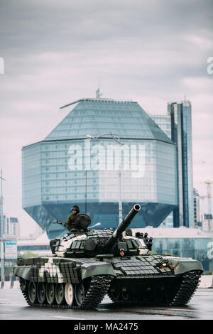 Belarus, Minsk. Militärische Ausrüstung, die in der Nähe der Nationalen Bibliothek von Weißrussland während der Ausbildung vor der Feier des nationalen Feiertag - Die independen Stockfoto