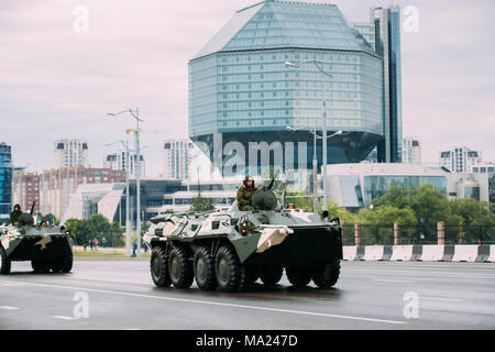 Belarus, Minsk. Militärische Ausrüstung, die in der Nähe der Nationalen Bibliothek von Weißrussland während der Proben vor der Feier des nationalen Feiertag - Die Independe Stockfoto