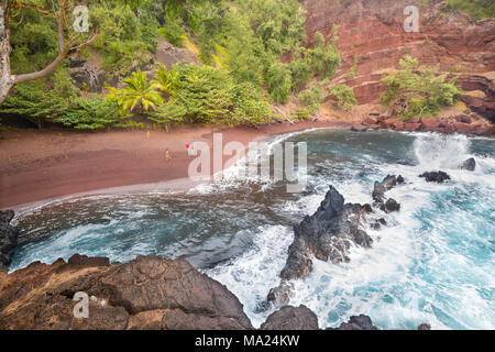Ein Blick auf die Touristen auf rotem Sand Strand in Hana, Maui, Hawaii. Stockfoto