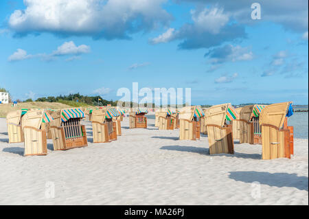 South Beach mit überdachten Strandkorb, Burgtiefe, Fehmarn, Ostsee, Schleswig-Holstein, Deutschland, Europa Stockfoto