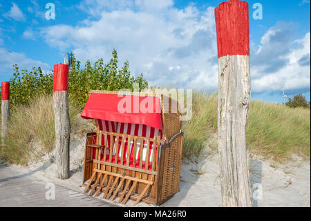 Überdachte Strandkörbe am Südstrand, Burgtiefe, Fehmarn, Ostsee, Schleswig-Holstein, Deutschland, Europa Stockfoto