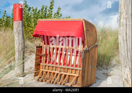 Überdachte Strandkörbe am Südstrand, Burgtiefe, Fehmarn, Ostsee, Schleswig-Holstein, Deutschland, Europa Stockfoto