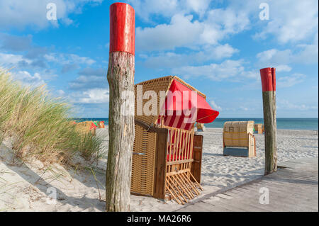 Überdachte Strandkörbe am Südstrand, Burgtiefe, Fehmarn, Ostsee, Schleswig-Holstein, Deutschland, Europa Stockfoto