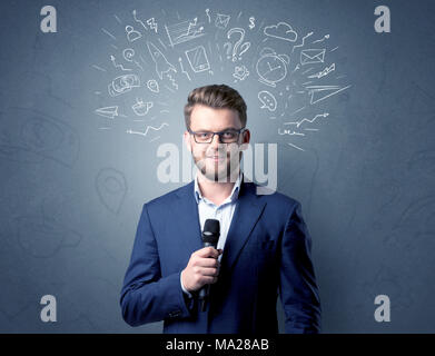 Geschäftsmann sprechen in das Mikrofon mit gemischten Doodles über seinem Kopf Stockfoto