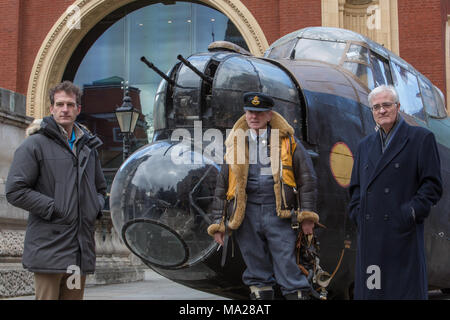 Foto rufen die Royal Albert Hall "Dam Busters mit Dan Schnee", die die RAID-erinnert an 75 Jahre auf den Tag genau am 17. Mai 2018 zu starten. Barnes Wallis' Enkel Jonathan Stopes-Roe, Controller der Royal Air Force Benevolent Fund, David Murray, Historiker Paul Beaver, Moderator Dan Schnee, mit Re-enactors in WW2 RAF einheitliche neben einer Lancaster Bomber Cockpit. Mit: Links, Dan Schnee, Rechts Barnes Wallis' Enkel Jonathan Stopes-Roe Wo: London, England, Vereinigtes Königreich, wenn: 26 Feb 2018 Credit: Wheatley/WANN Stockfoto