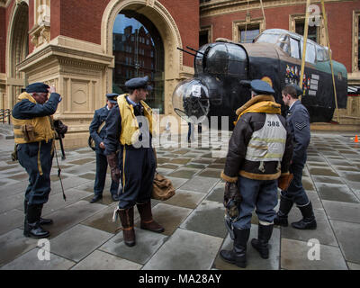 Foto rufen die Royal Albert Hall "Dam Busters mit Dan Schnee", die die RAID-erinnert an 75 Jahre auf den Tag genau am 17. Mai 2018 zu starten. Barnes Wallis' Enkel Jonathan Stopes-Roe, Controller der Royal Air Force Benevolent Fund, David Murray, Historiker Paul Beaver, Moderator Dan Schnee, mit Re-enactors in WW2 RAF einheitliche neben einer Lancaster Bomber Cockpit. Mit: Atmosphäre, Wo: London, England, Vereinigtes Königreich, wenn: 26 Feb 2018 Credit: Wheatley/WANN Stockfoto